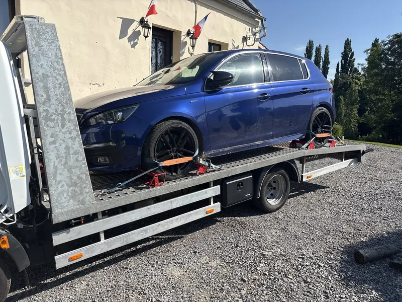 Peugeot 308 sanglée sur le plateau de la dépanneuse